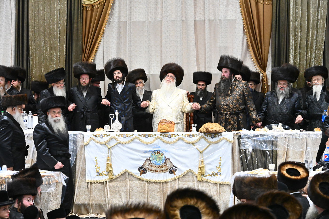 תיעוד: אלפים בחתונת נכדתו של האדמו"ר