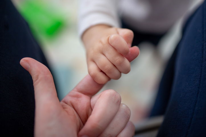 "תזונת מוצקים לפעוטות - רק מגיל חצי שנה"