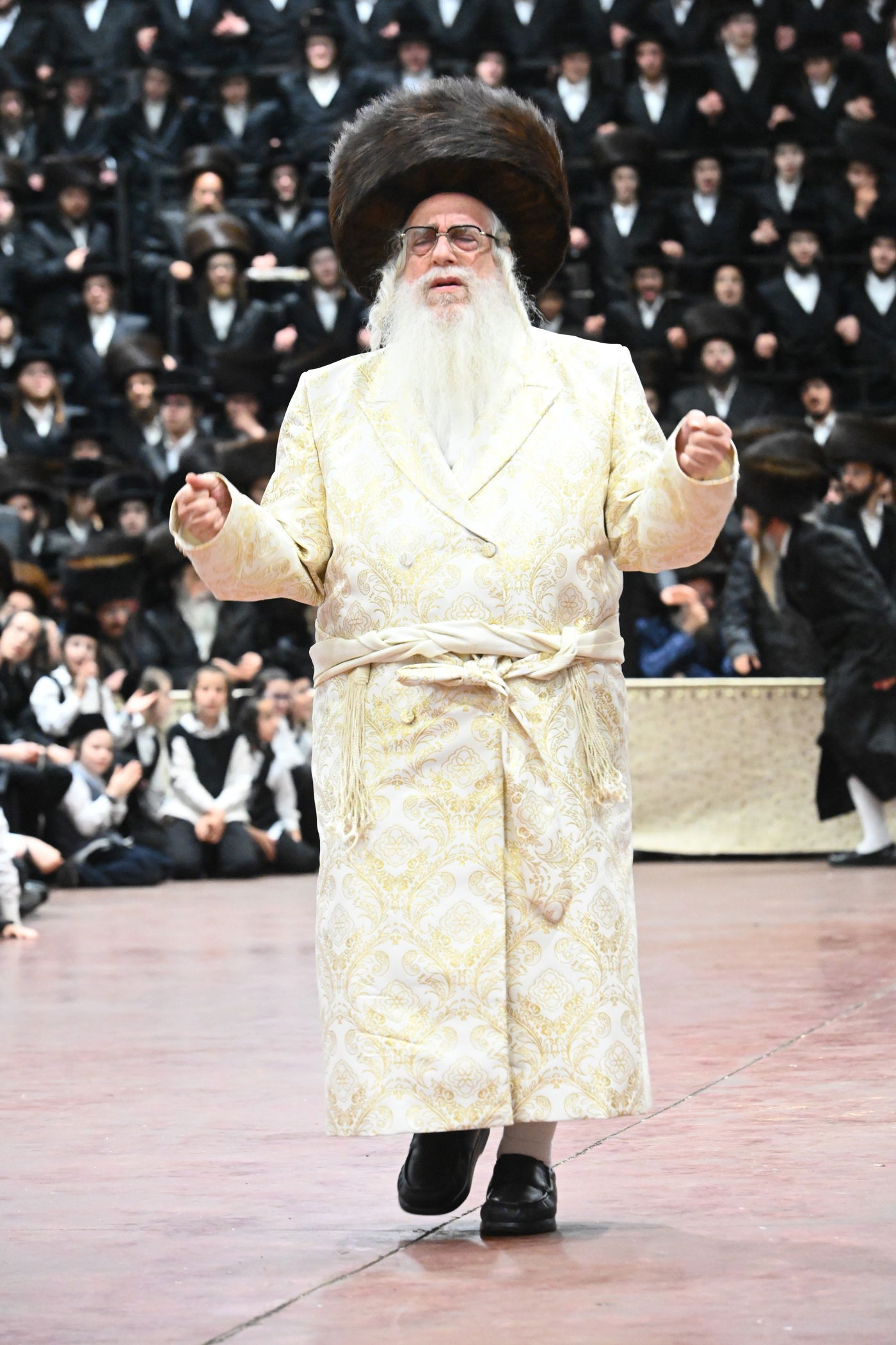 תיעוד: אלפים בחתונת נכדתו של האדמו"ר