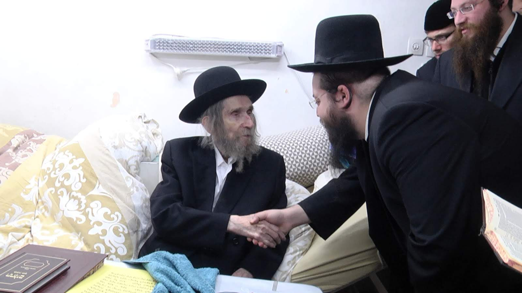 הרב פוקס מעניק את ספריו לגדולי ישראל