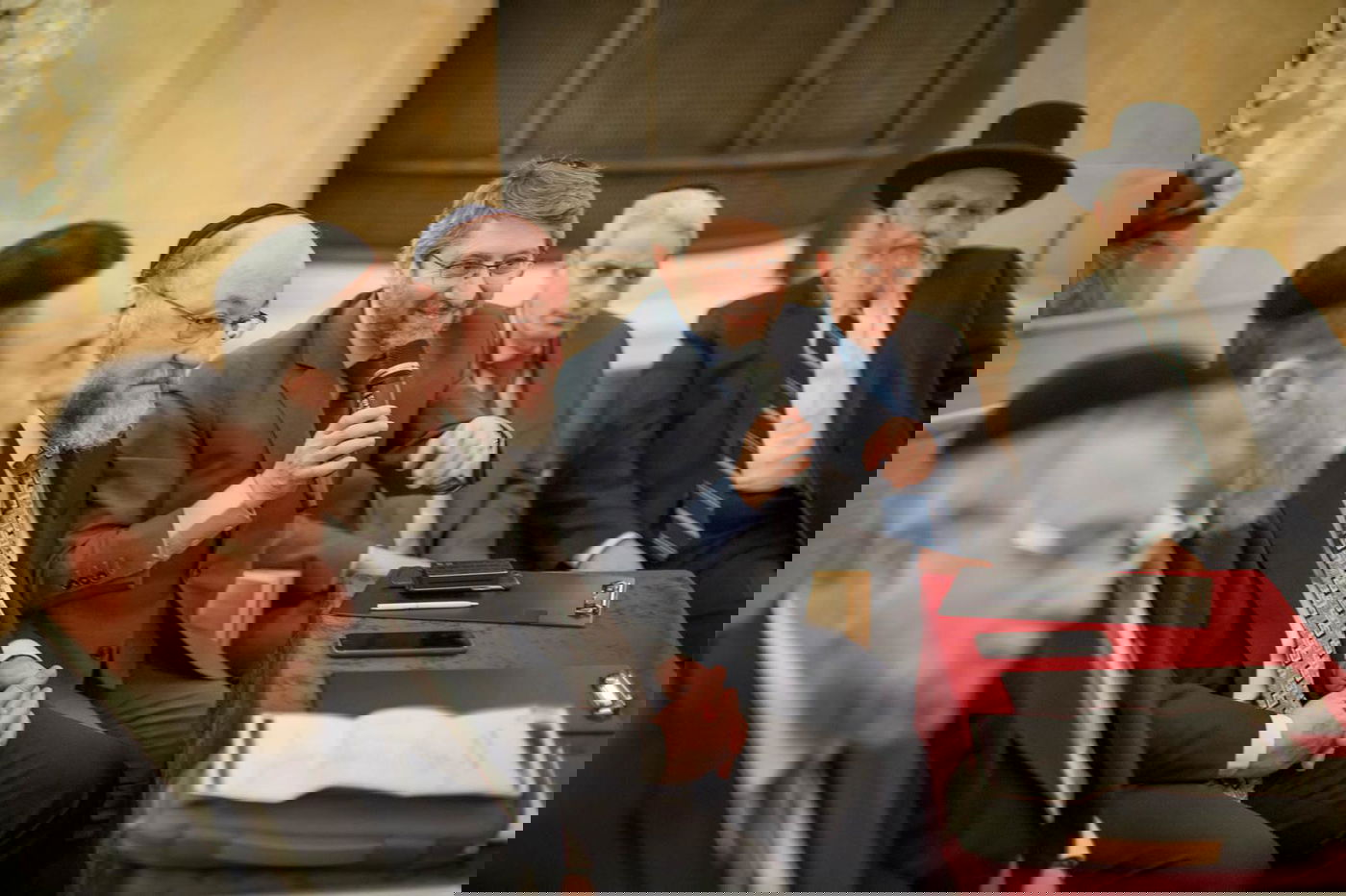 הרב קורסיה לצד רבני ועידת רבני אירופה, שבראשם; הגר"פ גולדשמידט והגאון רבי יחיא טובול מליאון