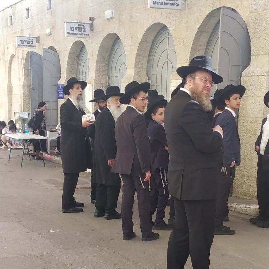 הגר"א כהן - משמאל, בכניסה לקבר רחל