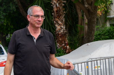 ח"כ ניר אורבך בפתח ביתו של נפתלי בנט