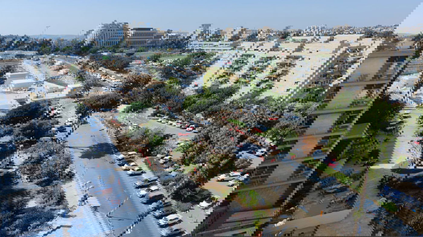 רגע דרמטי: כבאי נכנס לבולען - שהתרחב. צפו