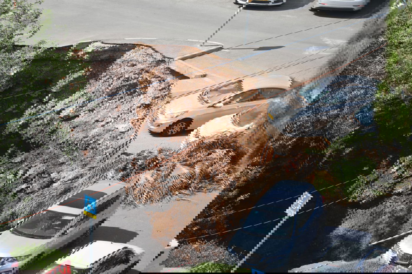 רגע דרמטי: כבאי נכנס לבולען - שהתרחב. צפו