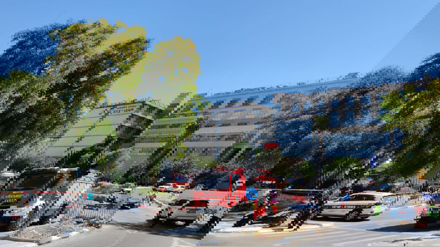 חניון בית החולים קרס לפתע; חשש ללכודים