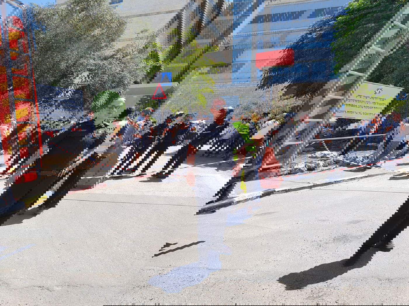 חניון בית החולים קרס לפתע; חשש ללכודים