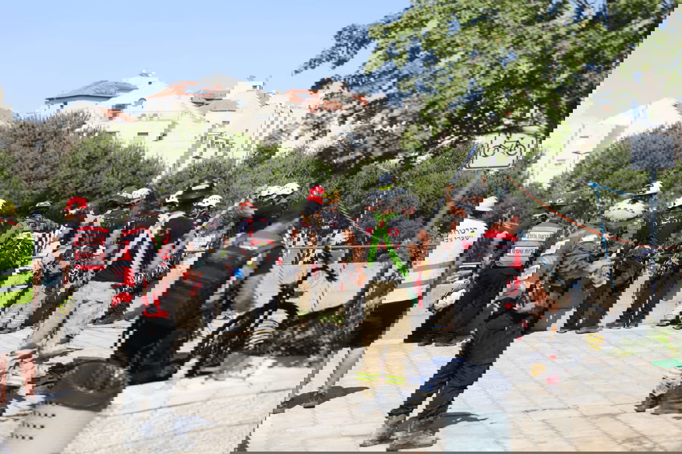 חניון בית החולים קרס לפתע; חשש ללכודים