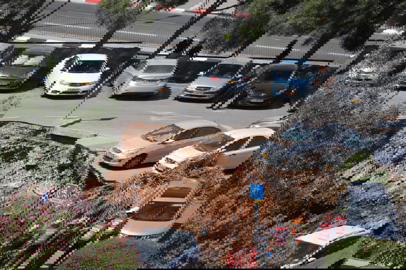 חניון בית החולים קרס לפתע; חשש ללכודים