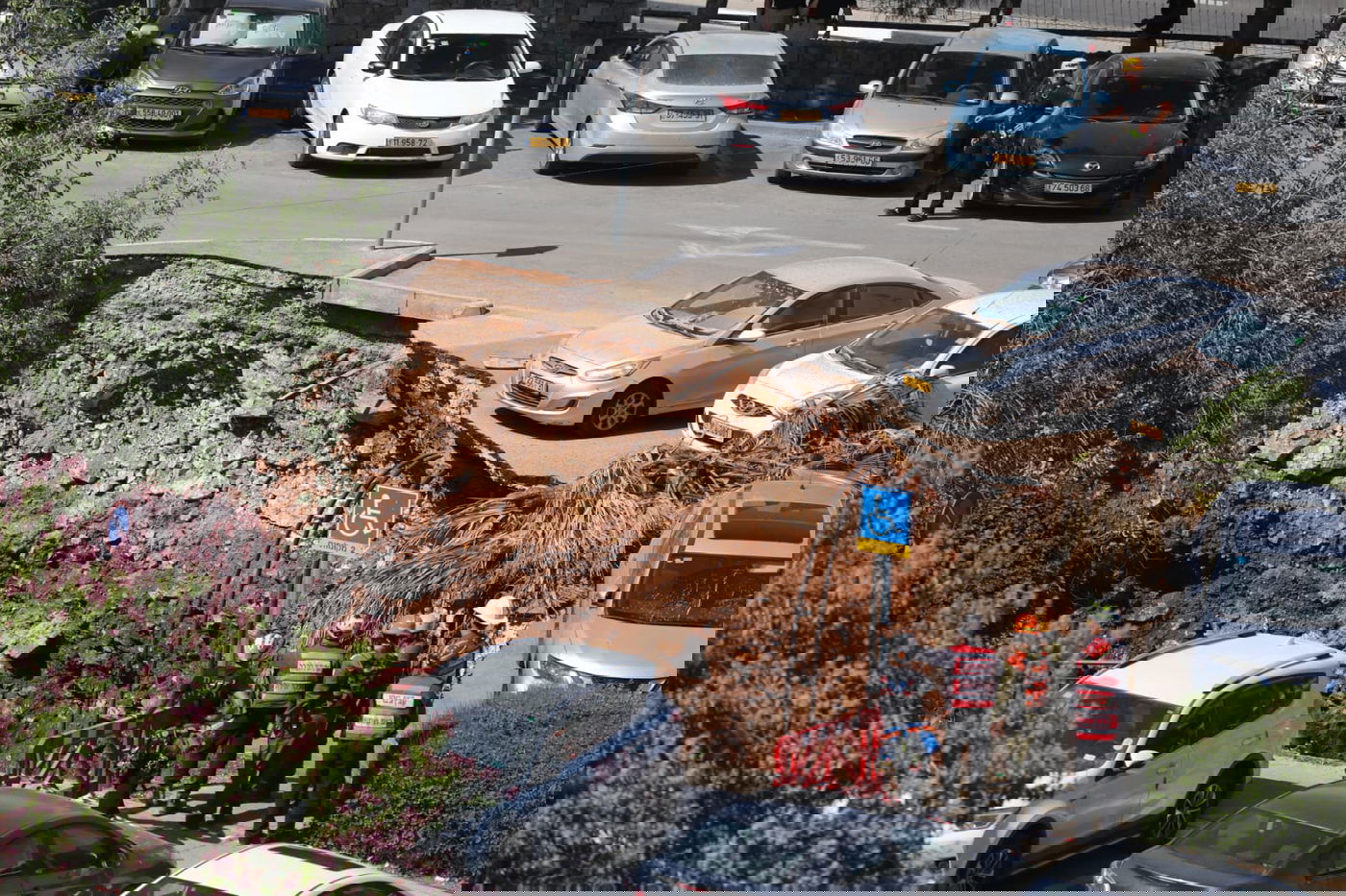 חניון בית החולים קרס לפתע; חשש ללכודים