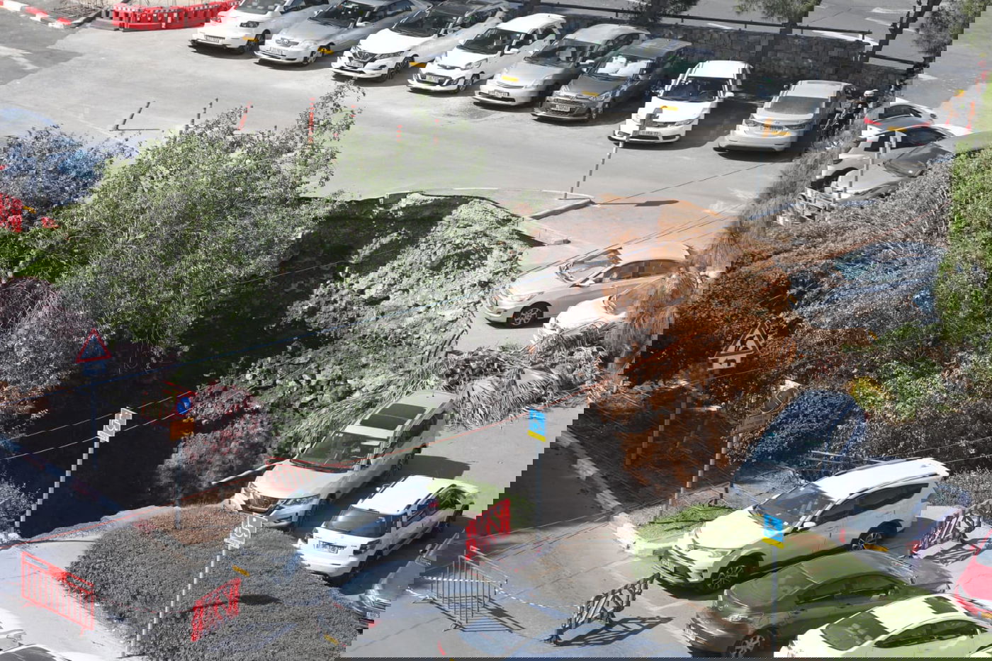 חניון בית החולים קרס לפתע; חשש ללכודים