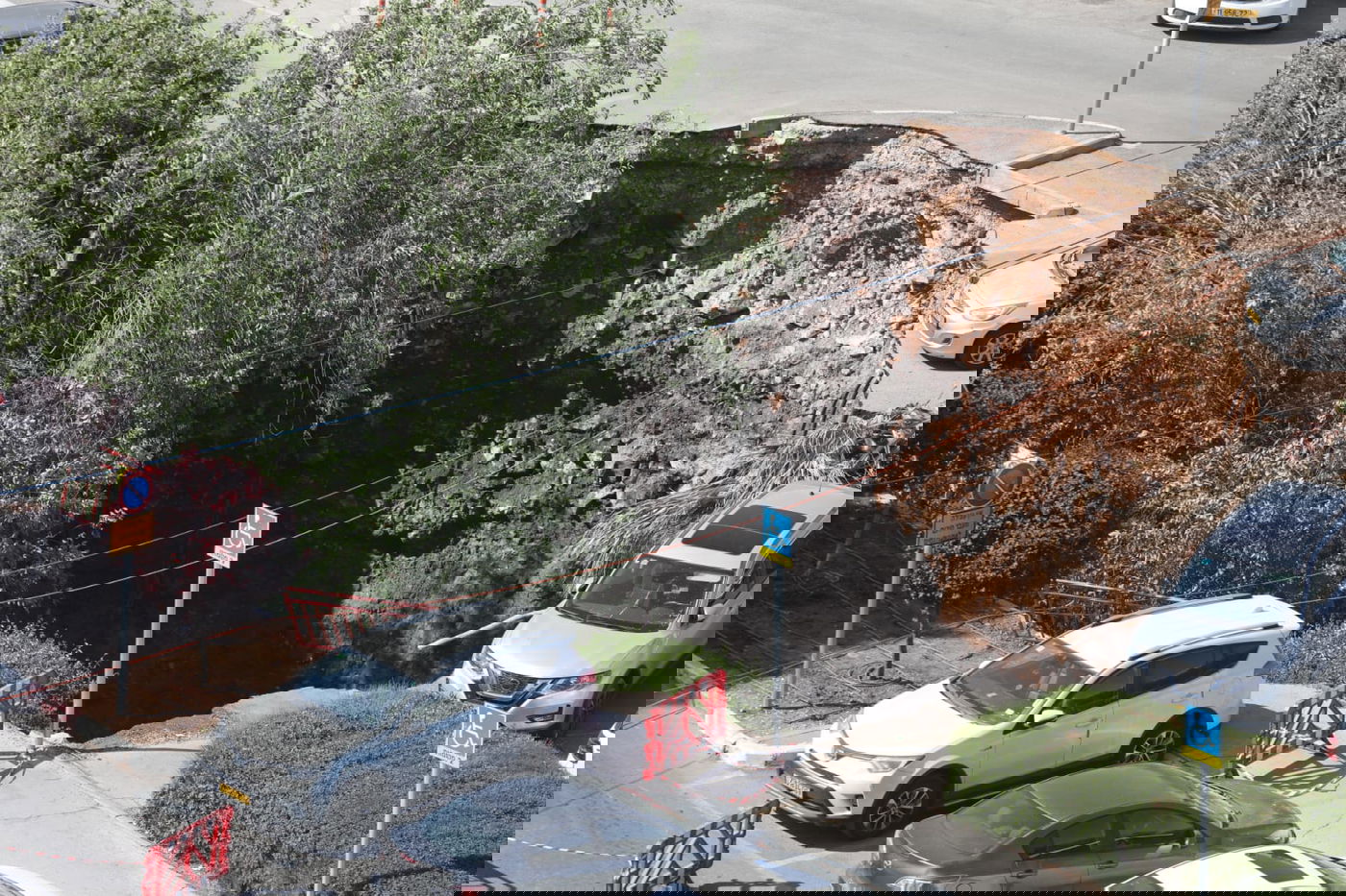 חניון בית החולים קרס לפתע; חשש ללכודים