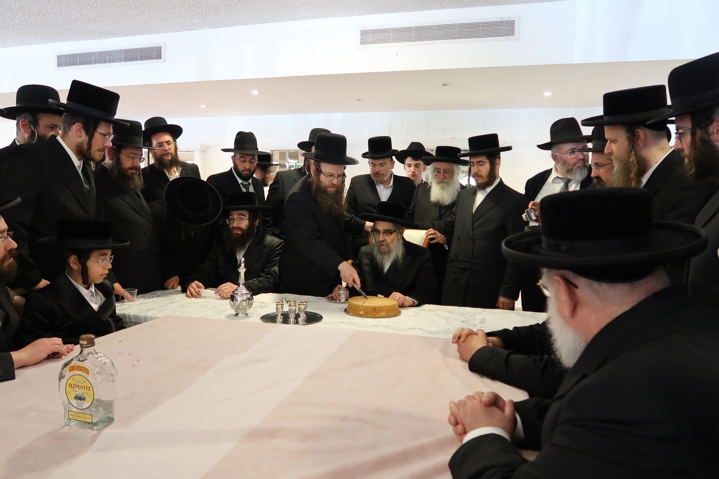 האדמו"ר מסאטמר לילדים: "כבוד בשבילי לפגוש אתכם ראשונים"