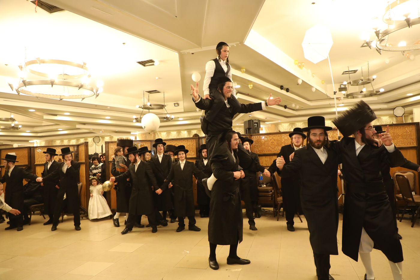 שמחת החתונה בחצרות לעלוב ירושלים - דושינסקיא - ערלוי