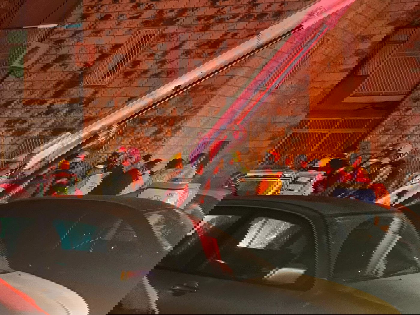 20 נפגעים, 10 צוותי כיבוי ו-4 מנופים. תיעוד