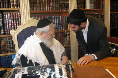 כותב השורות עם מרן הגר"ע יוסף זצ"ל