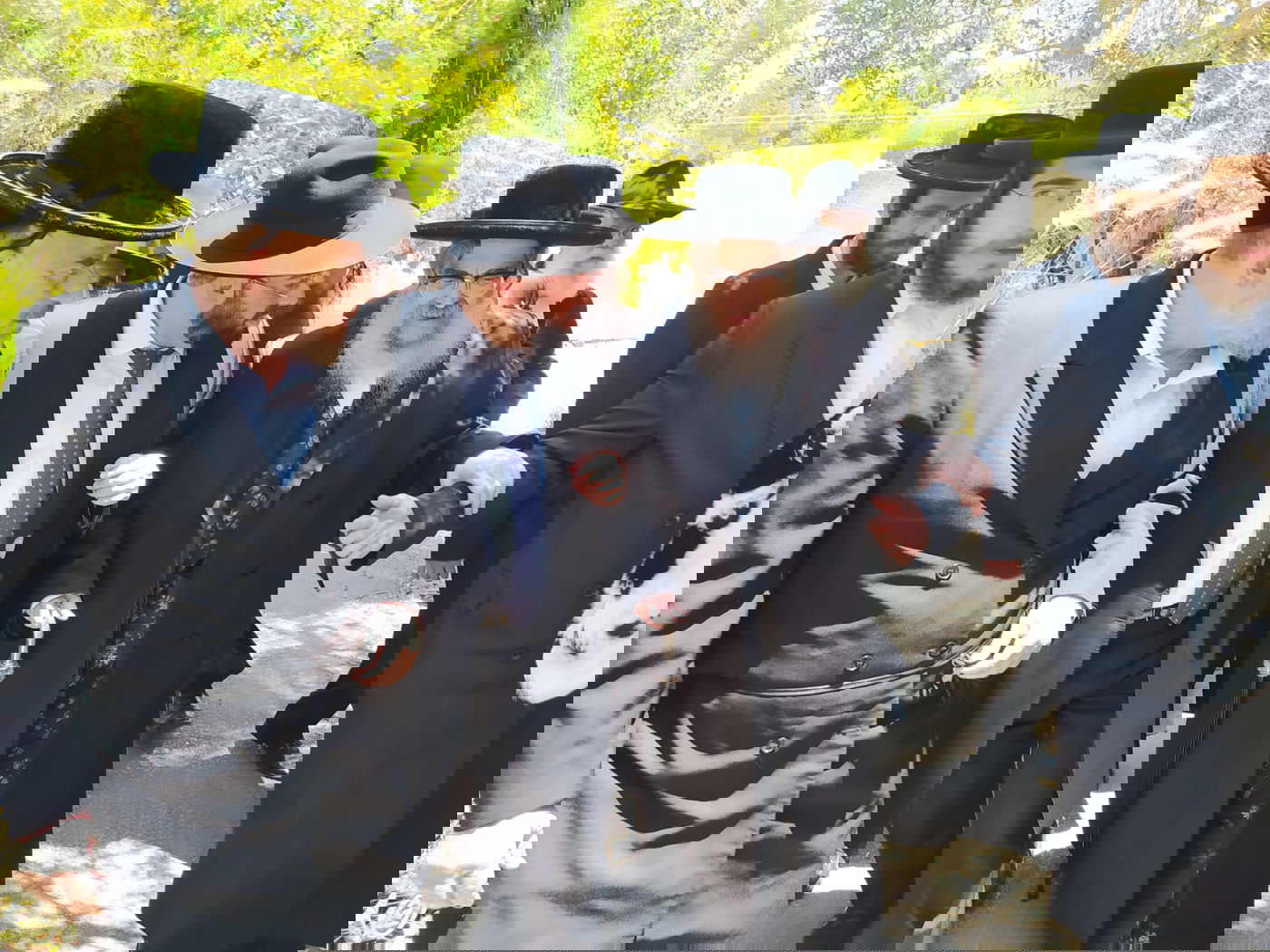 הרב רוטנברג עם הרבי, משמאל הרה"ח רבי אהרון קורניצר בעל מאפיית המצוות, היום