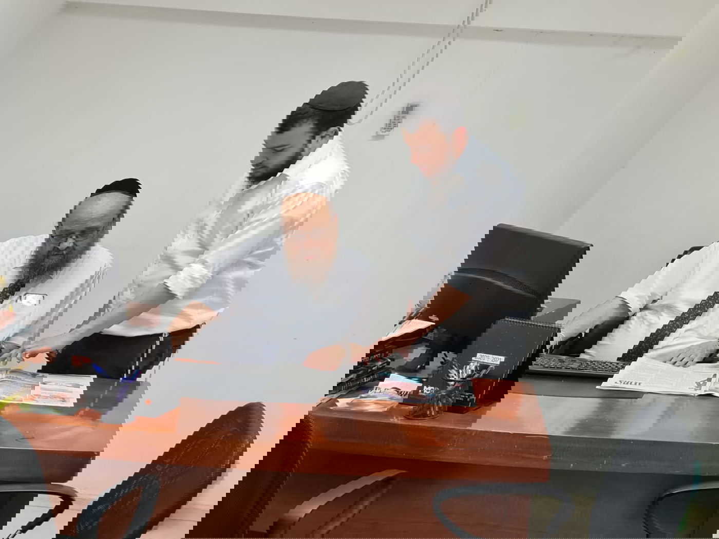 העורך החדש ובר, עם העורך היוצא, נחשוני