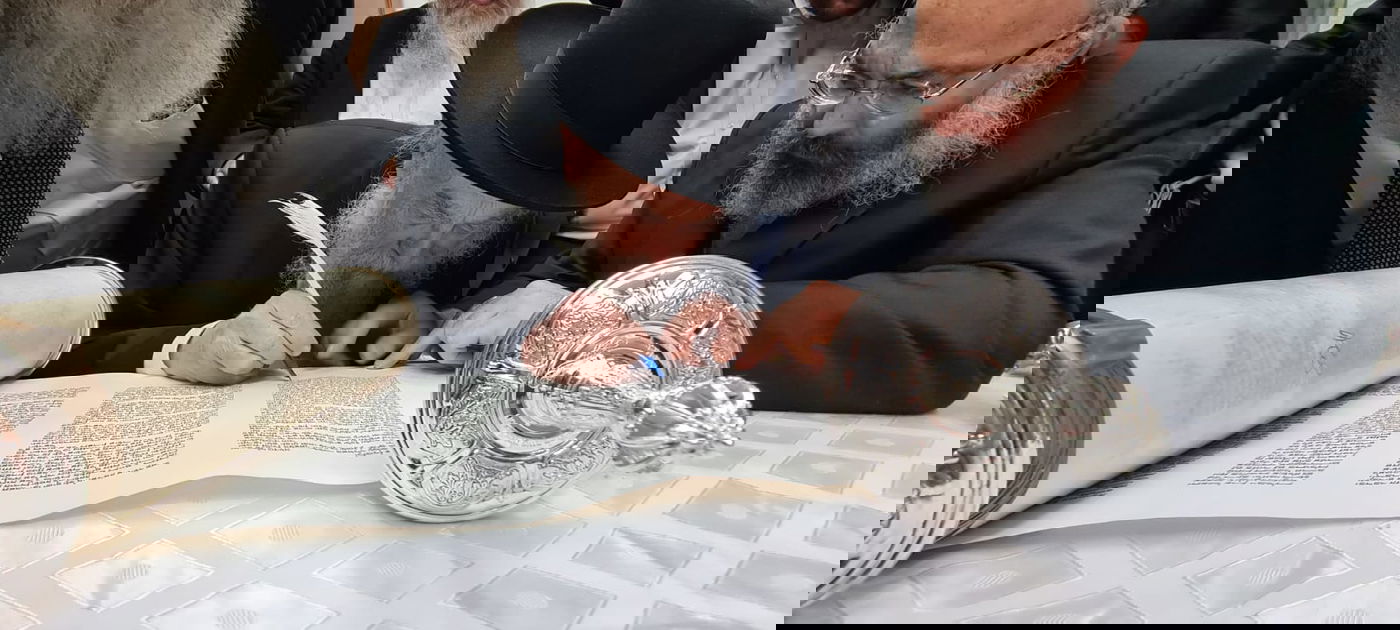 הגאון רבי בנימין אלישיב הכניס ס"ת ל'תפארת בחורים'