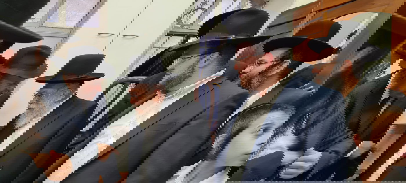 הגאון רבי בנימין אלישיב הכניס ס"ת ל'תפארת בחורים'