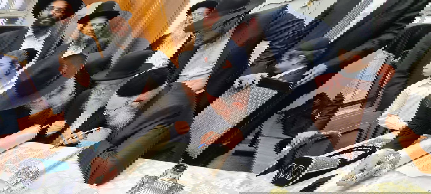 הגאון רבי בנימין אלישיב הכניס ס"ת ל'תפארת בחורים'