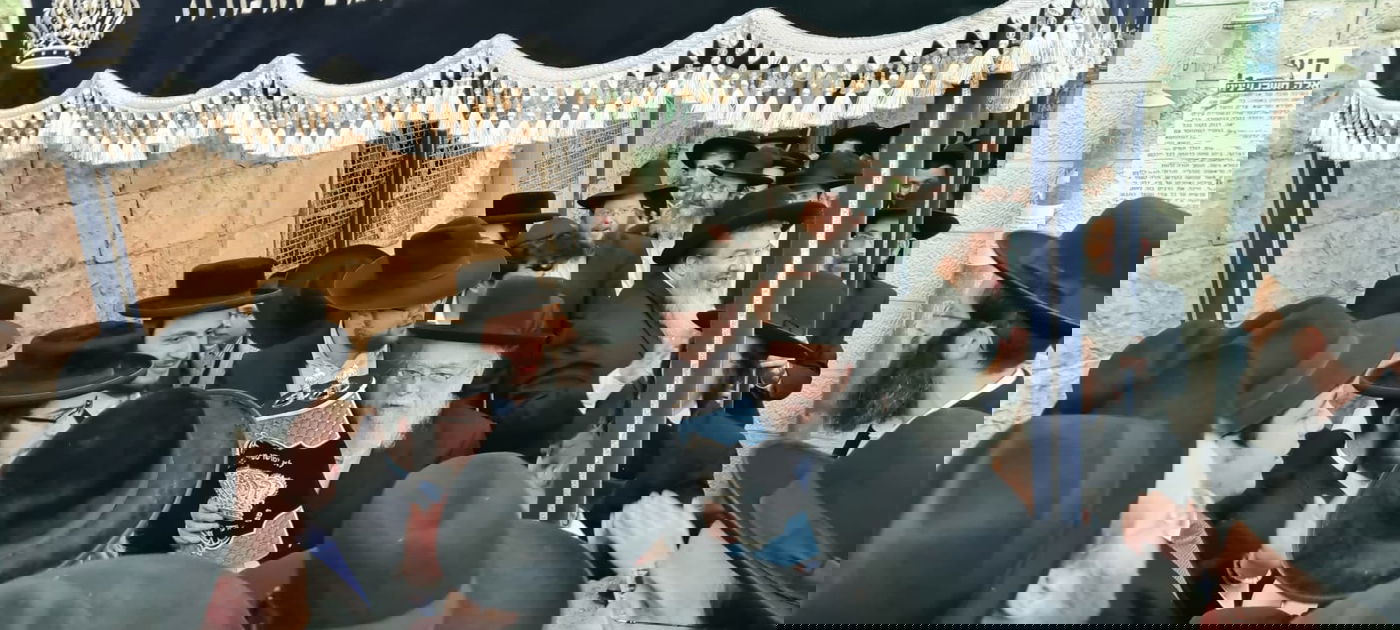 הגאון רבי בנימין אלישיב הכניס ס"ת ל'תפארת בחורים'