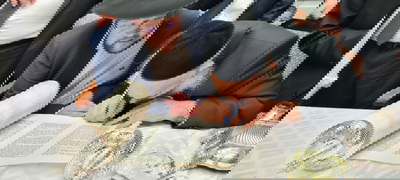 הגאון רבי בנימין אלישיב הכניס ס"ת ל'תפארת בחורים'