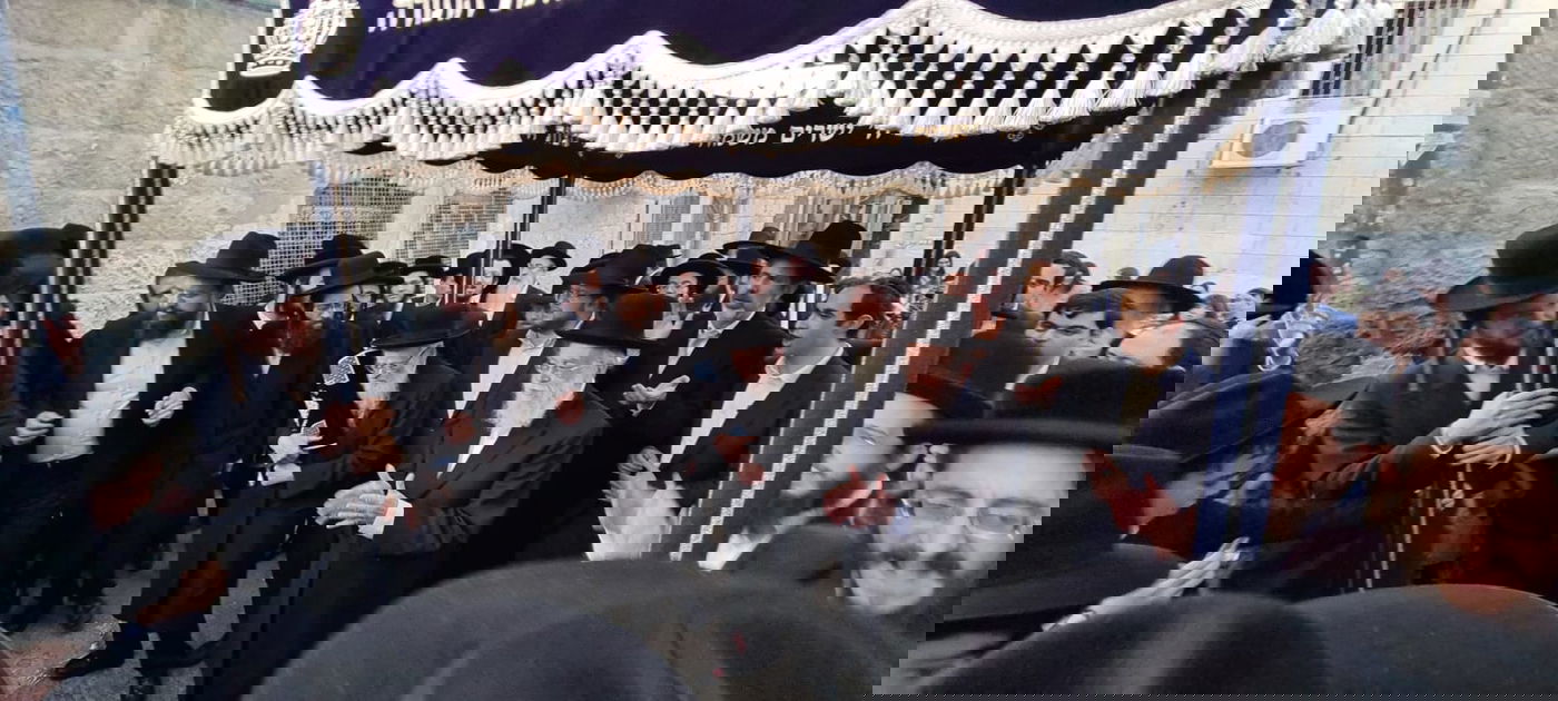 הגאון רבי בנימין אלישיב הכניס ס"ת ל'תפארת בחורים'