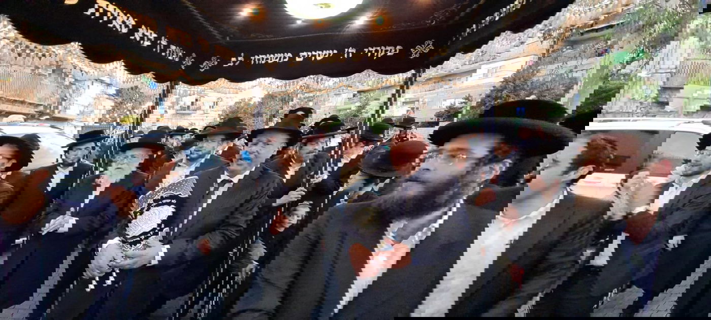 הגאון רבי בנימין אלישיב הכניס ס"ת ל'תפארת בחורים'