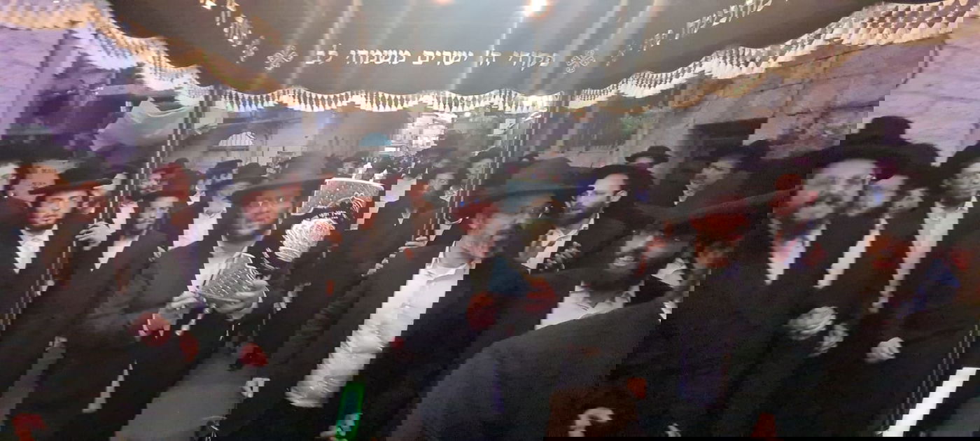 הגאון רבי בנימין אלישיב הכניס ס"ת ל'תפארת בחורים'