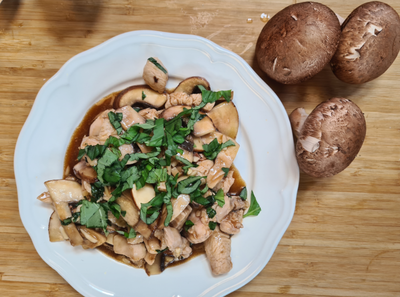 לדיאטה ולא רק: חזה עוף מוקפץ עם פורטבלו ובזיליקום