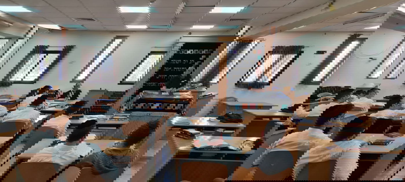 סמנכ"ל משרד הביטחון ביקר בישיבה החרדית