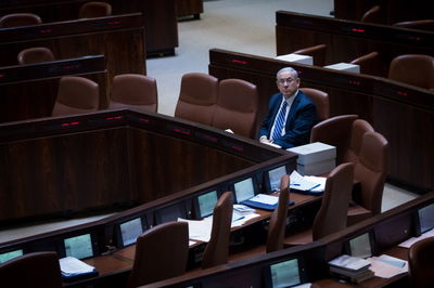 אל תהיו ליצנים, תלמדו להיפרד מהכיסאות