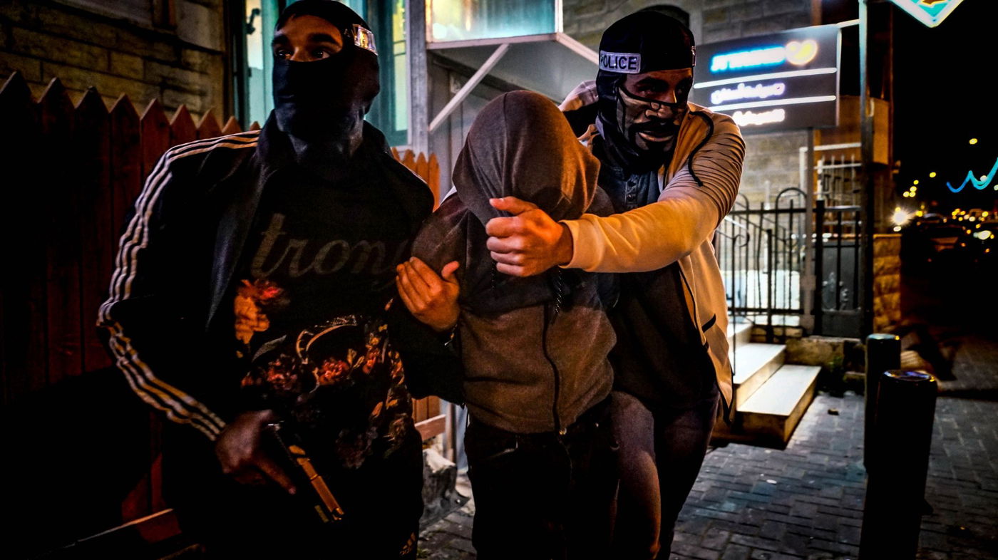 המעצר הדרמטי, הערב