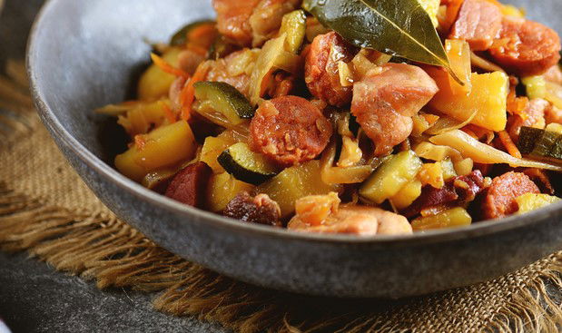 תפוחי אדמה עם נקניקיות, פלפלים וקישואים