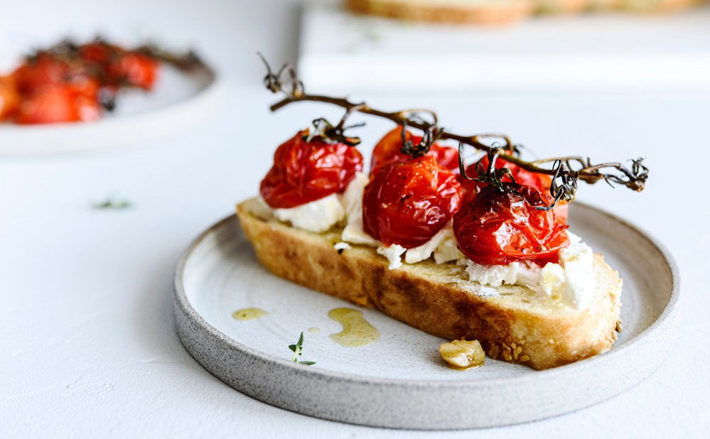 קרוסטיני עם גבינת עיזים מתובלת וקרמל בלסמי