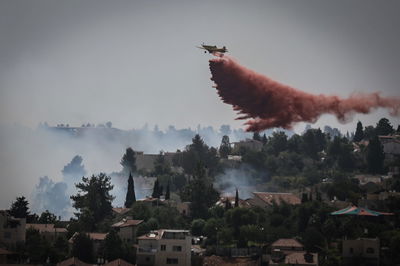 כביש 1 נחסם לתנועה; בתים פונו במבשרת ציון