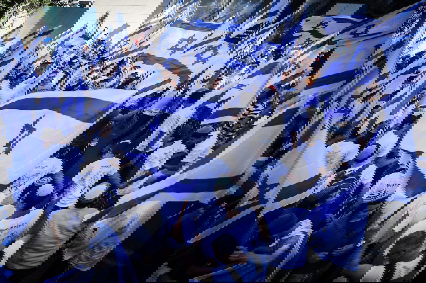 מצעד הדגלים הגיע אל הכותל המערבי; 17 מתפרעים נעצרו