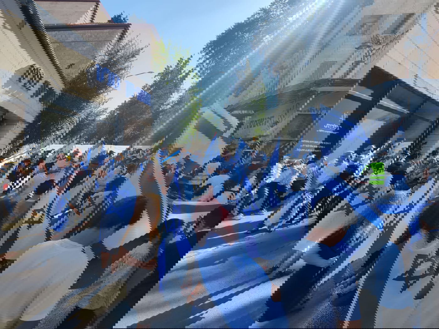 מצעד הדגלים הגיע אל הכותל המערבי; 17 מתפרעים נעצרו