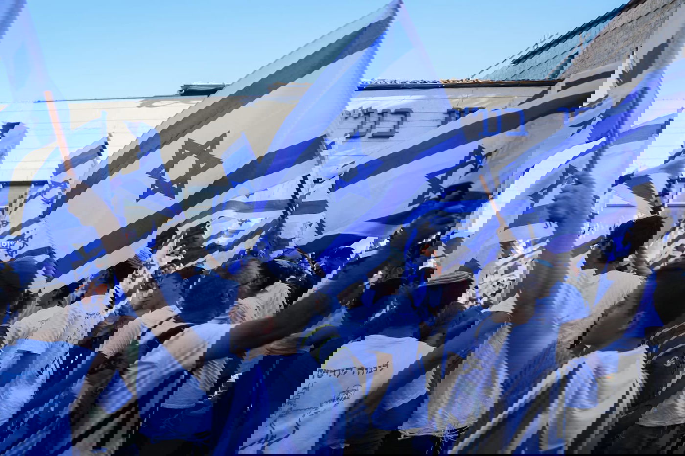 מצעד הדגלים הגיע אל הכותל המערבי; 17 מתפרעים נעצרו