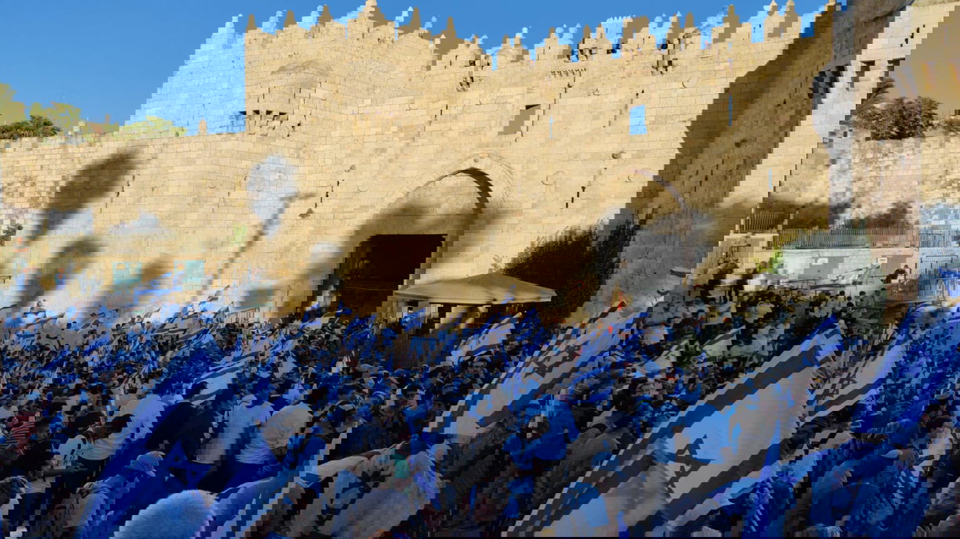 מצעד הדגלים הגיע אל הכותל המערבי; 17 מתפרעים נעצרו