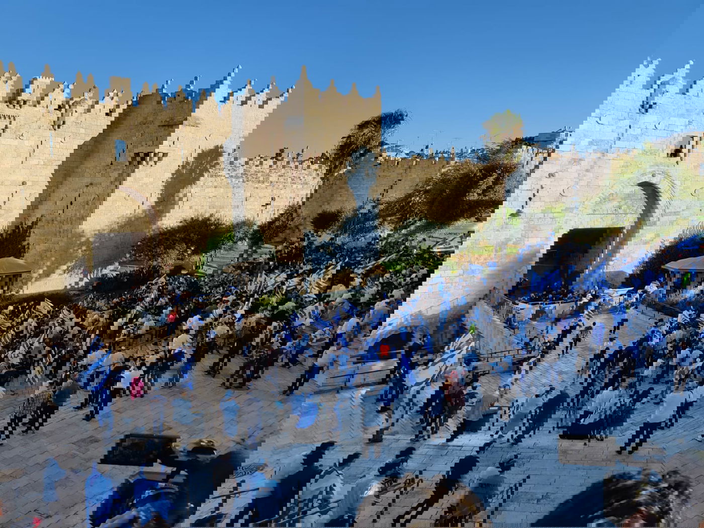 מצעד הדגלים הגיע אל הכותל המערבי; 17 מתפרעים נעצרו