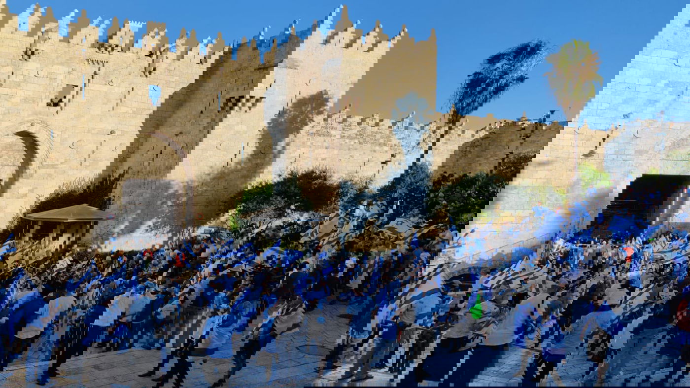 מצעד הדגלים הגיע אל הכותל המערבי; 17 מתפרעים נעצרו