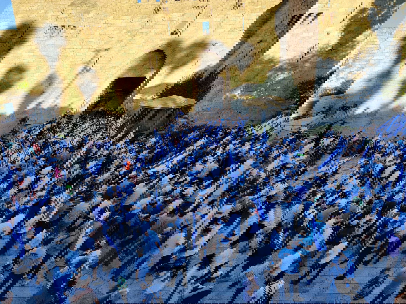 מצעד הדגלים הגיע אל הכותל המערבי; 17 מתפרעים נעצרו