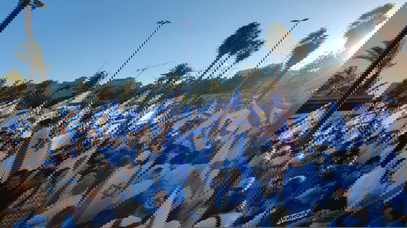 מצעד הדגלים הגיע אל הכותל המערבי; 17 מתפרעים נעצרו