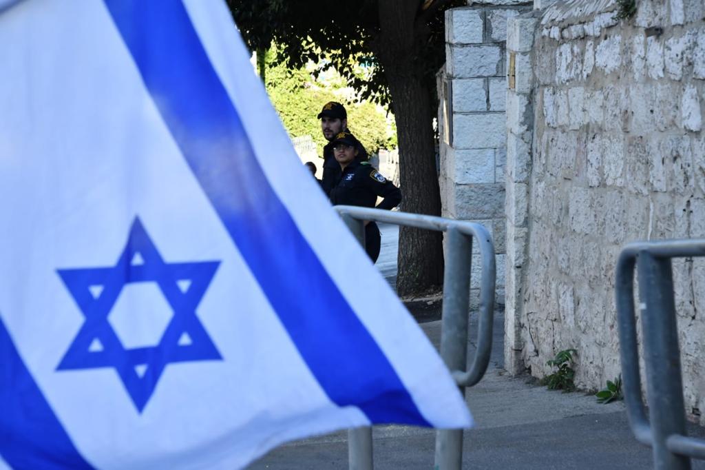 מצעד הדגלים הגיע אל הכותל המערבי; 17 מתפרעים נעצרו