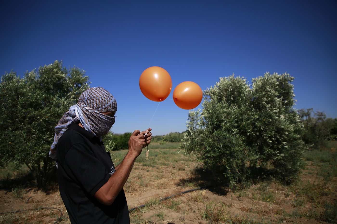 כך מכינים בלוני תבערה; צפו בתיעוד מעזה