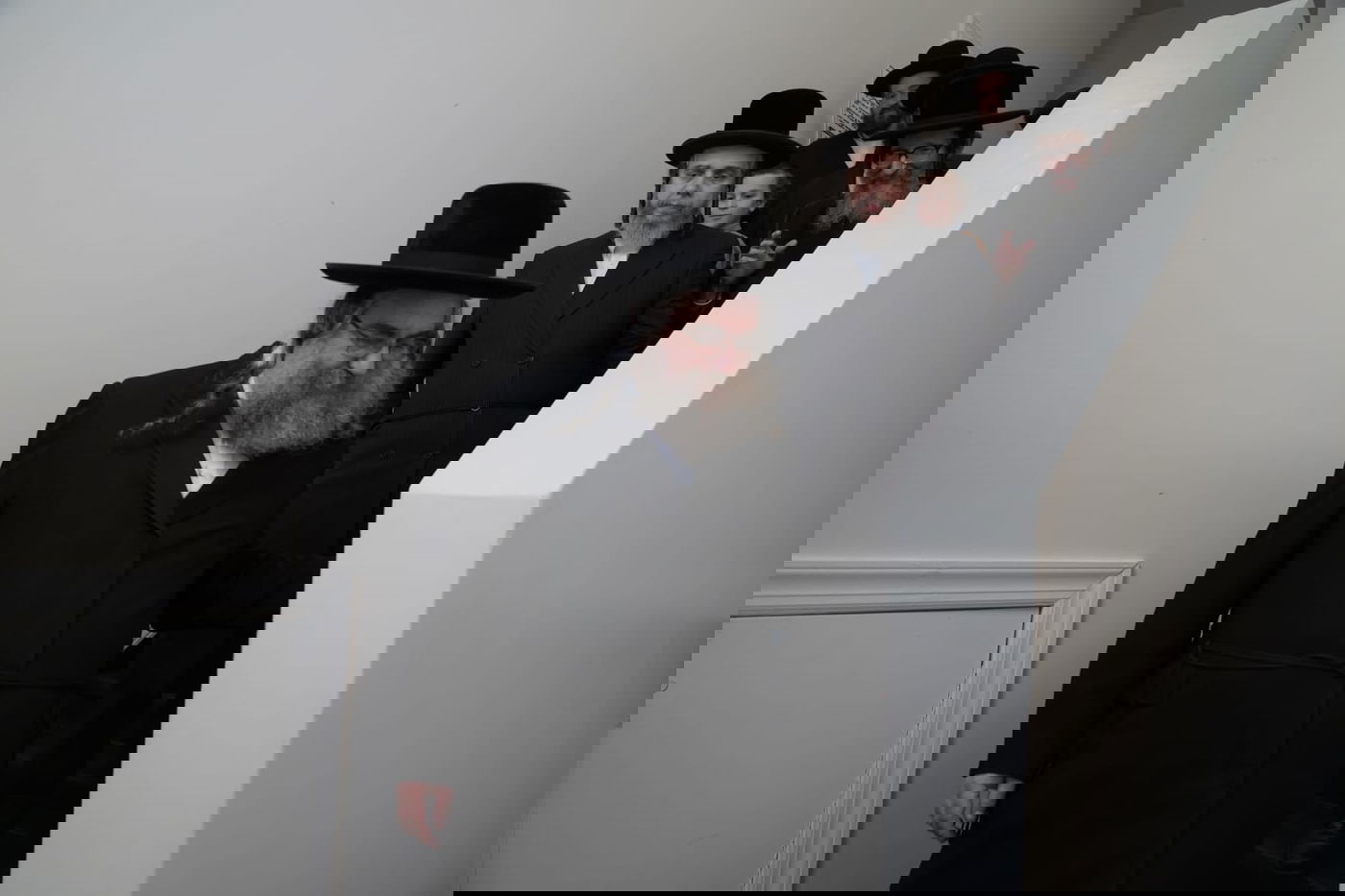 הרבי מסקולען מלווה במדרגות