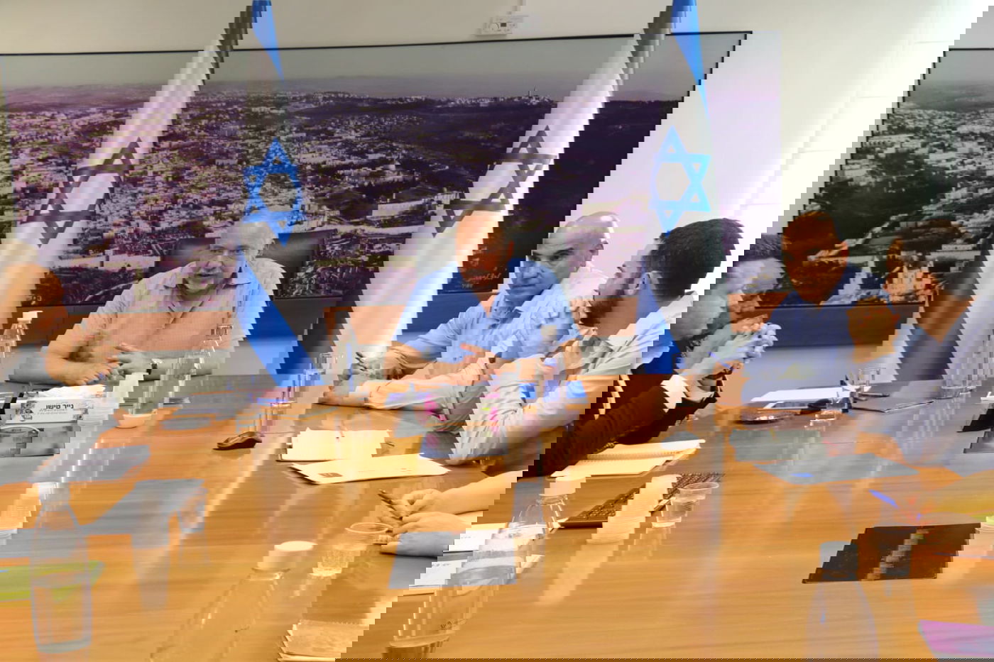 שר האוצר ליברמן, הבוקר