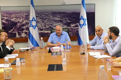 שר האוצר ליברמן, הבוקר